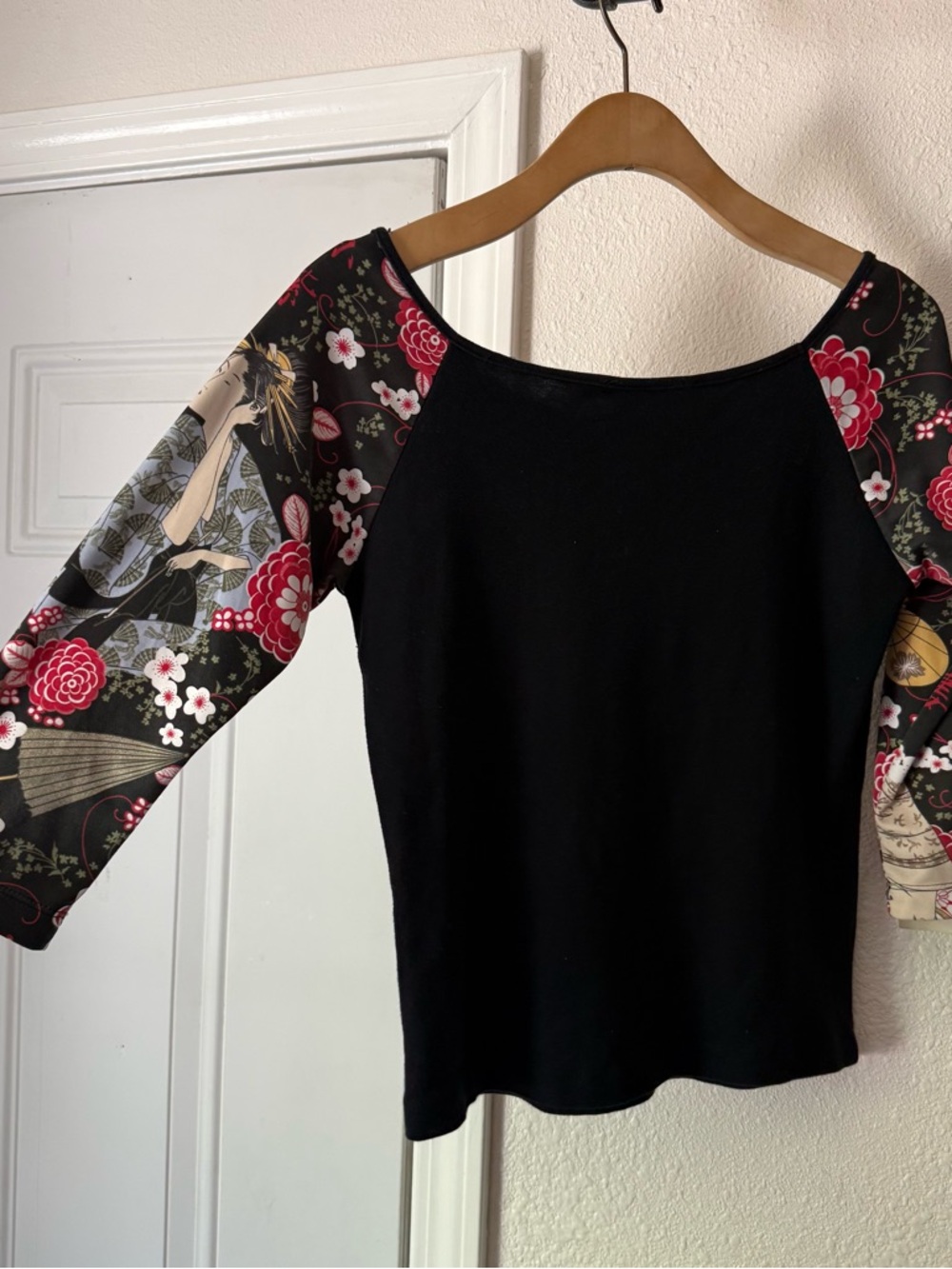 Charlotte Russe vintage y2k black raglan off shoulder geisha dragon floral top - Picture 4 of 6